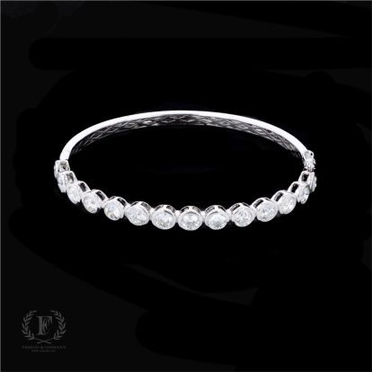 18K WHITE GOLD ROUND DIAMOND BANGLE